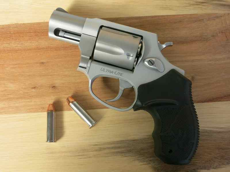 Taurus_Model_85_Ultra-Lite_(32616896880).jpg