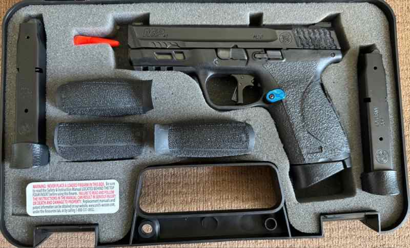 S&amp;W M&amp;P40 40 s&amp;w M2.0 Compact w/9mm barrel/Mags