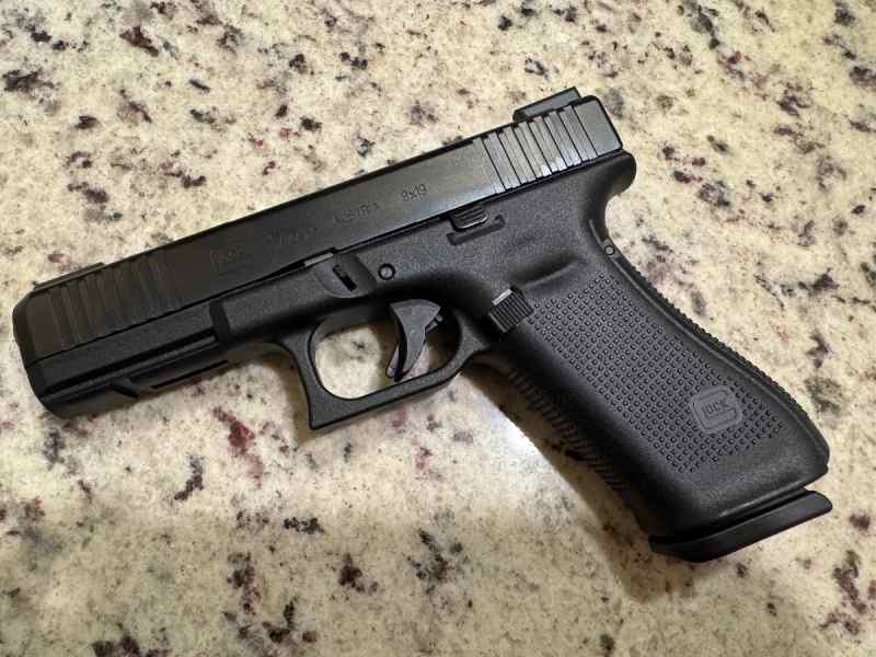 Glock 17 Gen 5 w/  Night Sights and Extras