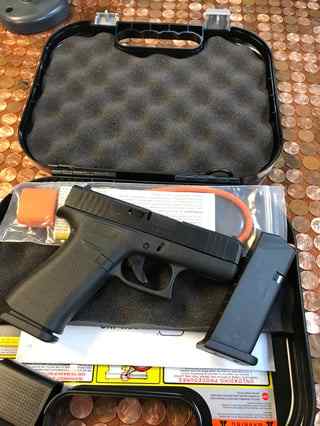 GLOCK 43X 9MM LNIB 2 FACTORY CLIPS AND CASE $500
