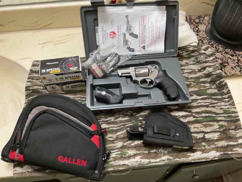 Ruger SP101 .357/38spl Snubby/With Xtras