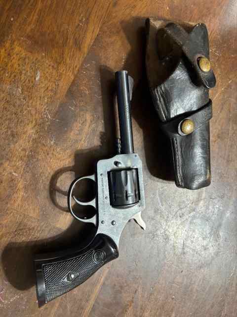 H&amp;R 922 9 shot 22lr 4”