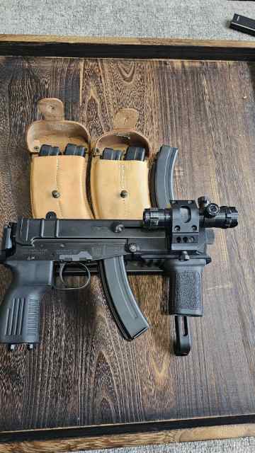 VZ 61 Skorpion, w/ 6 mags, ammo and LASER!