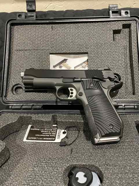 Tisas 1911 Commander 45 acp bobtail
