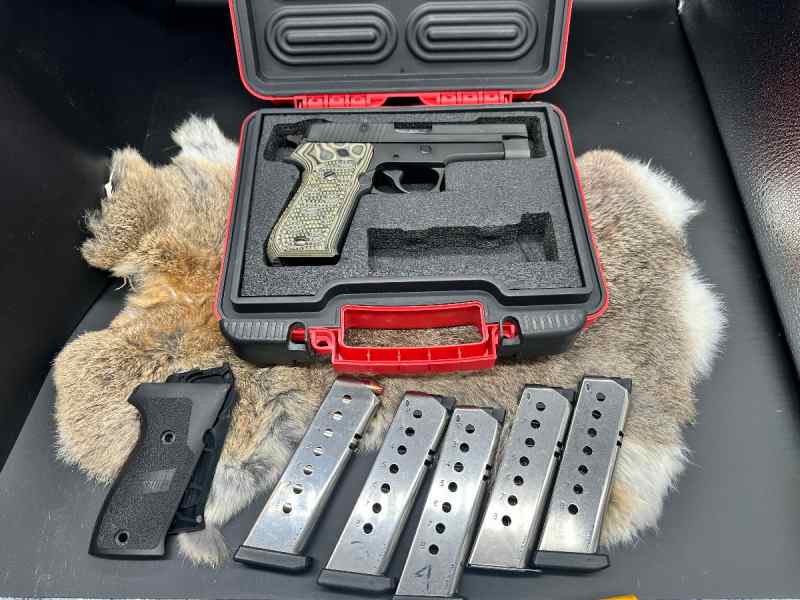 Sig P220  .45 ACP - German made - box &amp; 5 mags