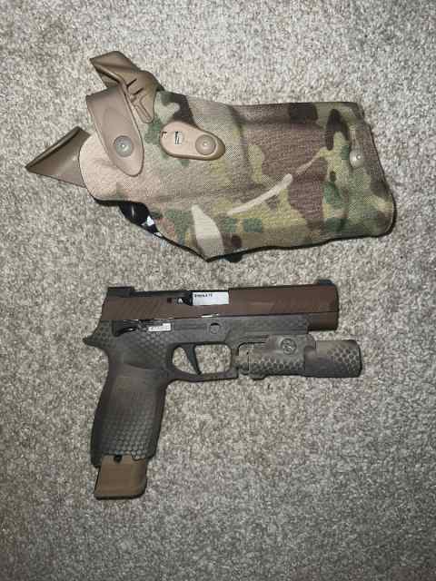 Sig Sauer M17, X300U, Safariland  6360RDS