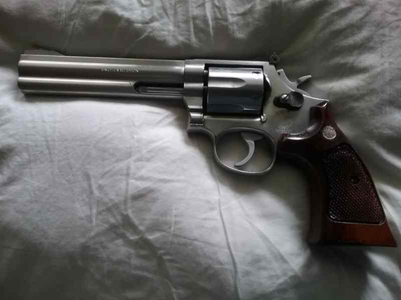 SMITH &amp; WESSON .357 with 6 inch barrel mod 686