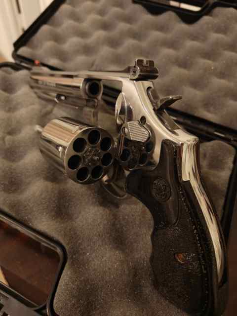 Smith and Wesson 686 Plus 7 shot 5-in barrel 