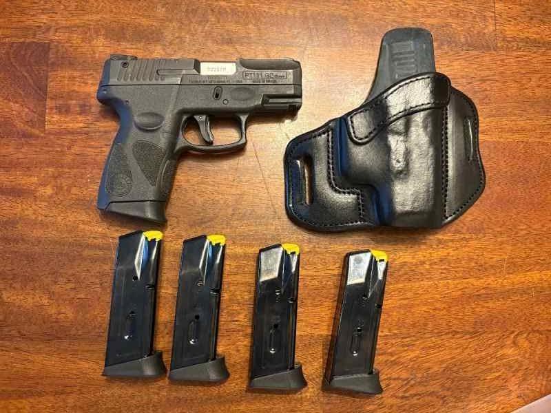 Taurus G2C 9mm, Holster and Mags