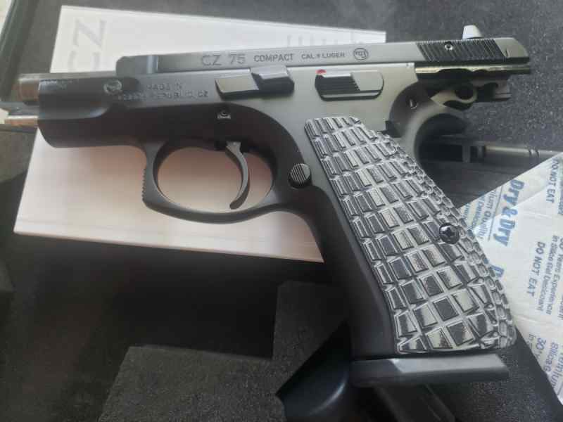 CZ 75b compact steel, CGW parts VZ grips 9mm.