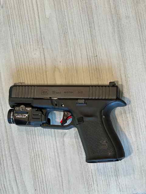 Glock 19 (Gen 5) w/ 8 OEM Magazines