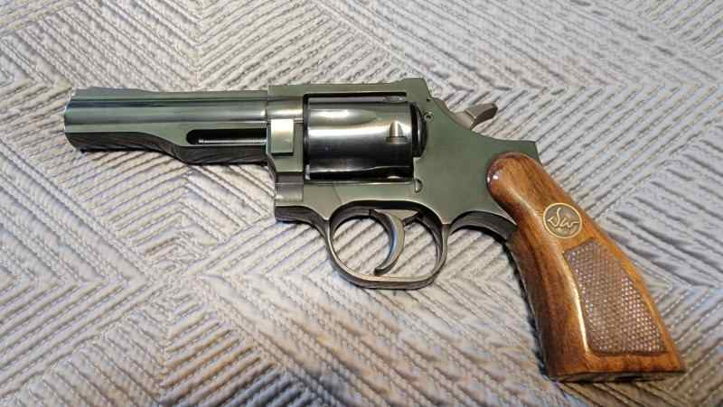 dan wesson left side.jpg