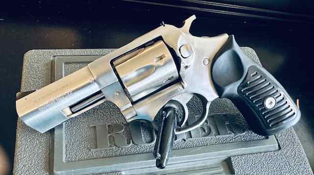 LNIB RUGER SP101 32 H&amp;R MAGNUM  