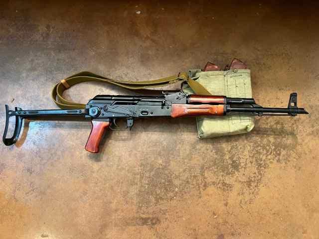 1975 Izzy under folder
