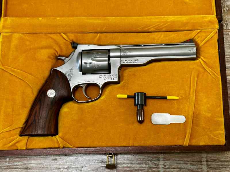 Dan Wesson 44 magnum stainless limited edition !! 