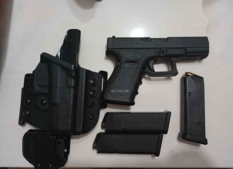 Glock 19 "Summer 17 Special" Gen 4 w/ extras