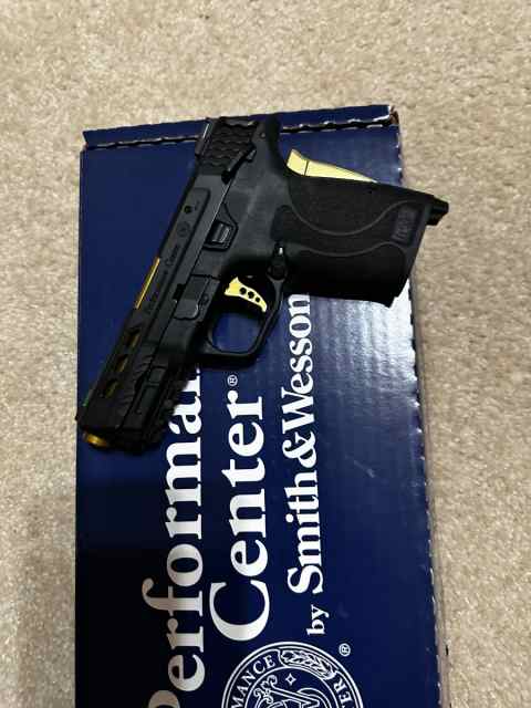 S&amp;W PERFORMANCE CENTER M&amp;P 9mm SHIELD EZ  GOLD 