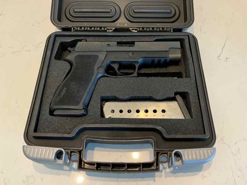 Sig Sauer P220 .45 – Excellent Condition