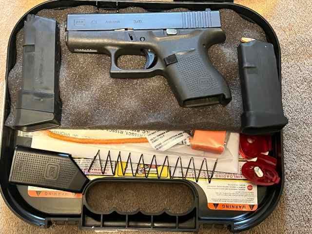 Glock 43 with 2 magazines and box