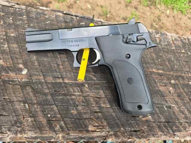 Smith &amp; Wesson Model 422. 22LR