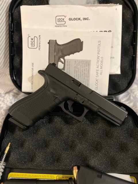 New  Glock 22. Gen4 with night sights 